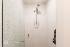 Douche, sèche-cheveux, serviettes fournies