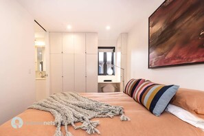 1 bedroom, desk, iron/ironing board, WiFi - Darlinghurst Apt W A/C Balcony Only A Walk To CBD (Sydney)