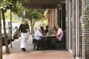 Outdoor dining - Darlinghurst Apt W A/C Balcony Only A Walk To CBD (Sydney)