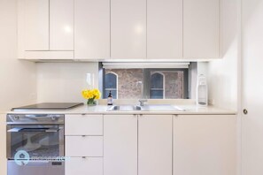 Fridge, microwave, oven, stovetop - Darlinghurst Apt W A/C Balcony Only A Walk To CBD (Sydney)