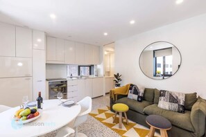 TV, offices - Darlinghurst Apt W A/C Balcony Only A Walk To CBD (Sydney)