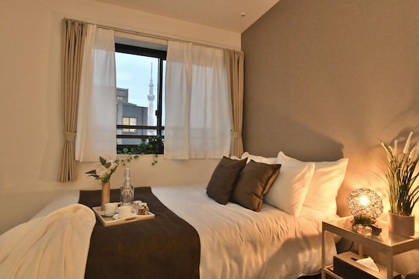 Mörkläggningsgardiner, ljudisolering och strykjärn/strykbräda