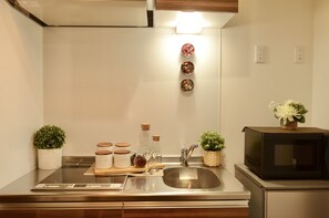 Kylskåp, mikrovågsugn, spishäll och vattenkokare