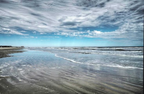 Shared Pool, Walkable to Beach, Vibrant Beachy Design! Bay Bliss by Avantstay