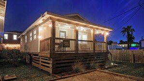 A small, single-story house with a porch and a sign reading 'Kenna's Kabana.' - Kenna's Kabana by Avantstay Walk to Beach (Port Aransas)