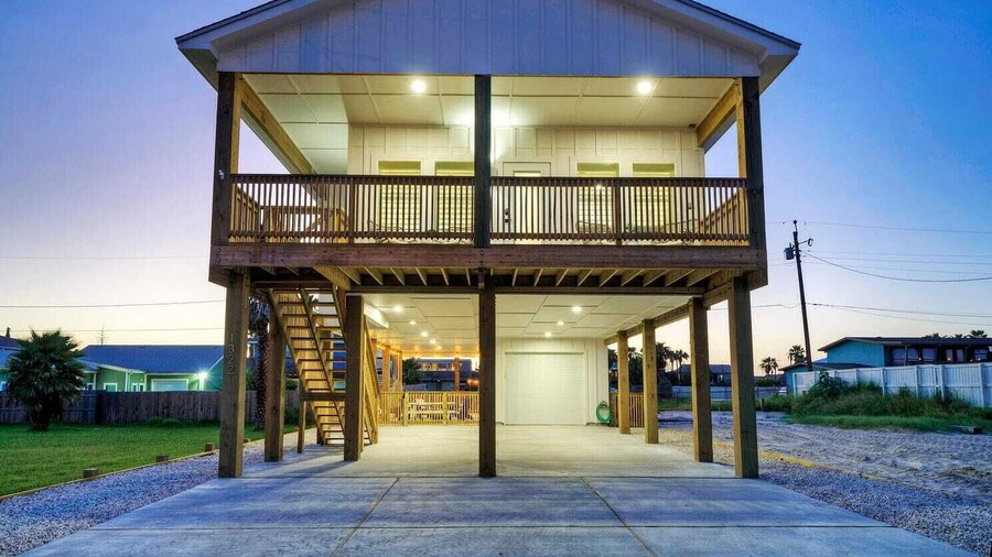 New Build! Priv Pool, Firepit, Walk to the Beach Alright, Alright by Avantstay