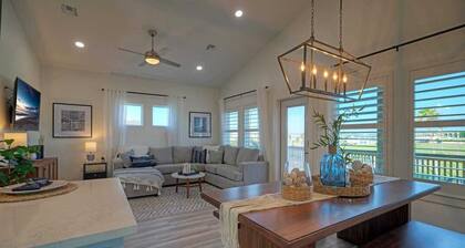 New Build! Priv Pool, Firepit, Walk to the Beach Alright, Alright by Avantstay