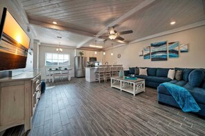 Interior - Pool, Rooftop w/ Island Views, Blocks to Beach Seas Your Dreams by Avantstay (Port Aransas)