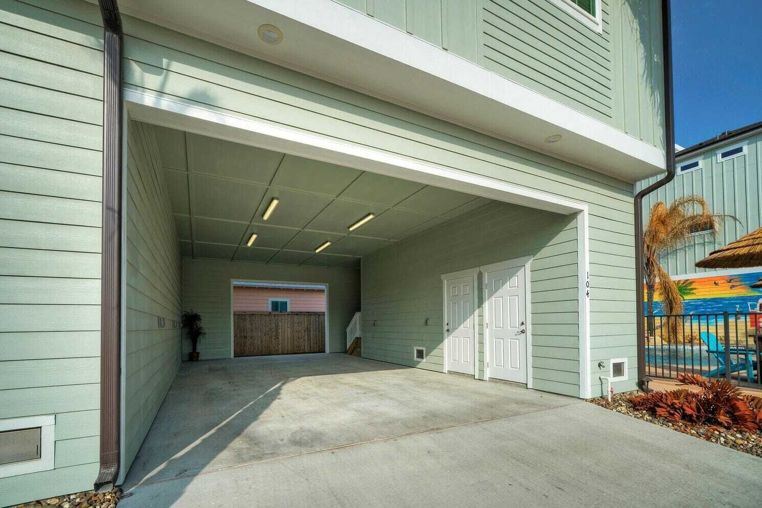 Un bâtiment doté d’un garage fermé, d’une petite fenêtre et d’une porte.