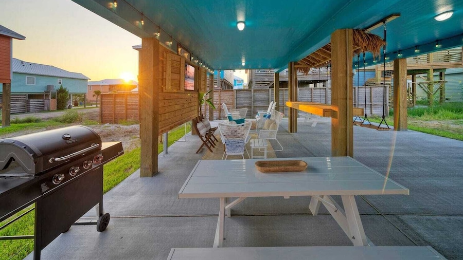 Outdoor Lounge w/ Bar Swing Seats, Near Nature Preserve Blutopia by Avantstay