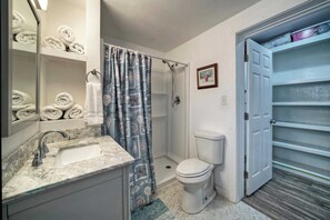 Casa (3 Bedrooms) | Baño | Regadera, toallas, jabón, shampoo 