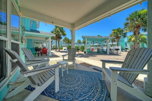 Pool, Patio, Blocks to the Beach Golf Cart Zone Daiquiri Daze by Avantstay