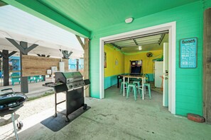 BBQ/picnic Area - Mins to Beach + Private Pool Golf Cart Zone Game Room Sleeps 12 (Port Aransas)