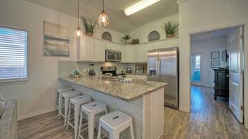 House (5 Bedrooms) | Interior