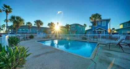 Private Yard, Shared Pool Near the Beach Bluetique Hotel by Avantstay