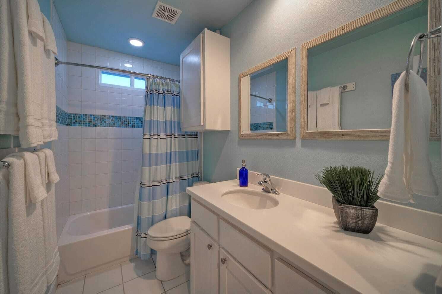 Une salle de bain avec une baignoire, des toilettes et un lavabo.