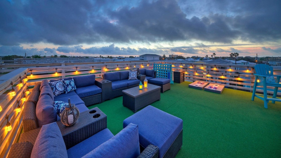 Huge Priv Rooftop w/ Ocean Glimpse View, Pool Seaside Lookout by Avantstay