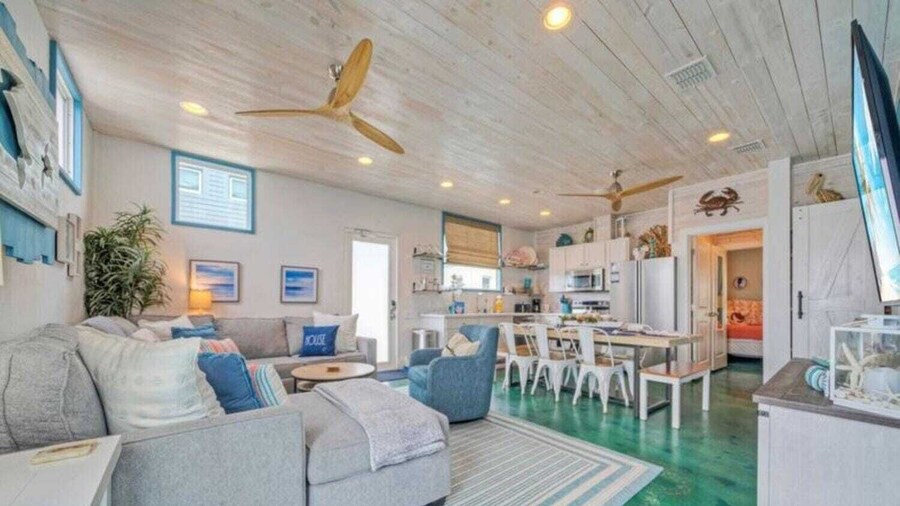 Huge Priv Rooftop w/ Ocean Glimpse View, Pool Seaside Lookout by Avantstay