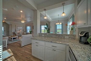 Interior - 19th Wave by Avantstay Dune Views + Shared Pool (Port Aransas)