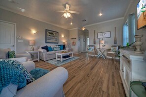 Interior - 19th Wave by Avantstay Dune Views + Shared Pool (Port Aransas)