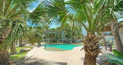 Pool, Walk to Old Town + Eateries, Nightlife, Shopping Rock N Reelby Avantstay