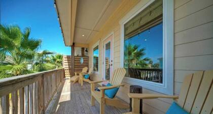 Pool, Walk to Old Town + Eateries, Nightlife, Shopping Rock N Reelby Avantstay