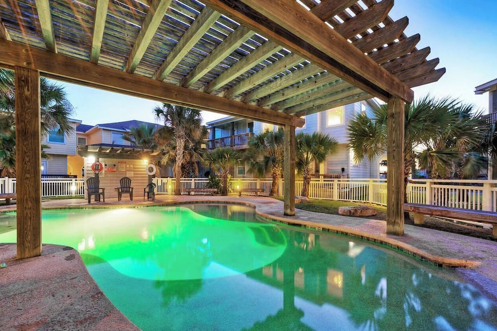 Pool, Walkable to Old Town Eateries, Nightlife, Shops Palm Palace by Avantstay - Port Aransas, TX