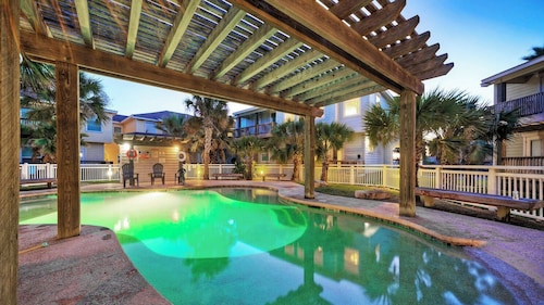 Pool, Walkable to Old Town Eateries, Nightlife, Shops Palm Palace by Avantstay