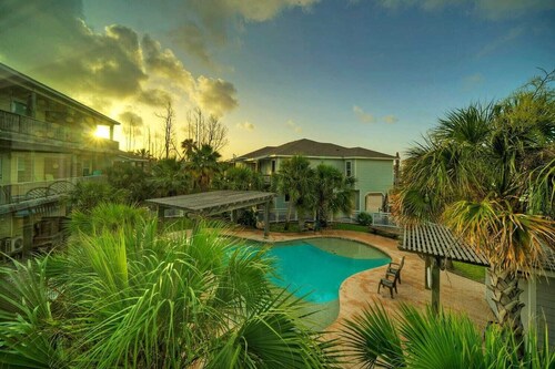 Pool, Walkable to Old Town Eateries, Nightlife, Shops Palm Palace by Avantstay