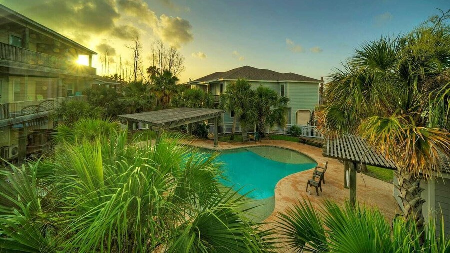 Pool, Walkable to Old Town Eateries, Nightlife, Shops Palm Palace by Avantstay