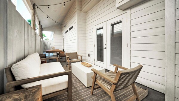 Pool, Playground, Patio Living, Family-friendly Clamshell Cottage By Avantstay - Port Aransas, TX