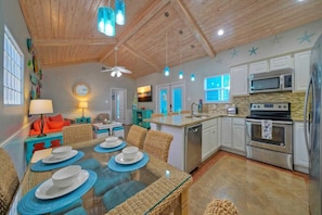 Interior - Coastal Vibe by Avantstay Sunset at the Pool and Playscape (Port Aransas)