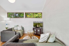 TV, books - Quaint 2-Bed Beach Abode with Ocean Views (Alexandra Headland)