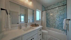 Bathtub - Seas The Bay by Avantstay In-town Private Pool (Port Aransas)
