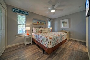 1 bedroom, iron/ironing board - Beach Daze by Avantstay 1 Block to Beach (Port Aransas)