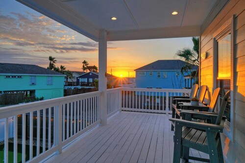 Priv Pool & Yard w/ Putting Green! Newly Remodeled Always Sunny by Avantstay