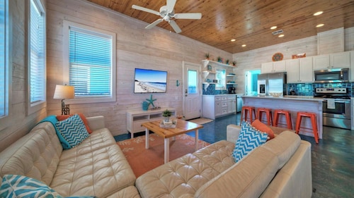 Private Pool+patio, Arcade Game, Walk to the Beach Ocean Devotion by Avantstay