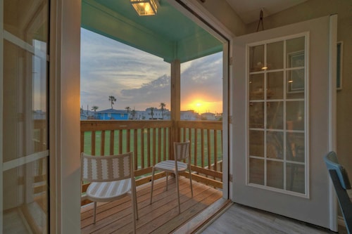 Private Pool, Free Golf Cart, 3 Blocks to Town! Tequila Tides by Avantstay