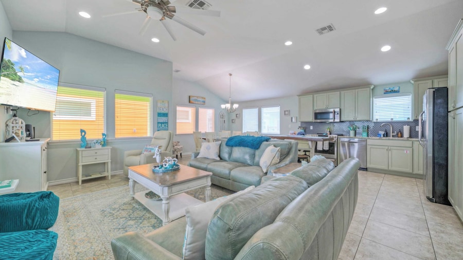 Reel Life Dreams by Avantstay Pool + Near Beach!