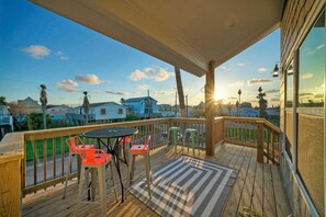 Interior - Private Pool + Patio, Walk to Beach Outdoor Oasis Wave On Wave by Avantstay (Port Aransas)