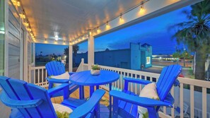 Interior - Priv Pool, Swing Bar, Ping-pong, Walk to Town Once Upon A Tide by Avantstay (Port Aransas)
