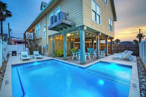 Moxy's Beach House by Avantstay Pool + Views