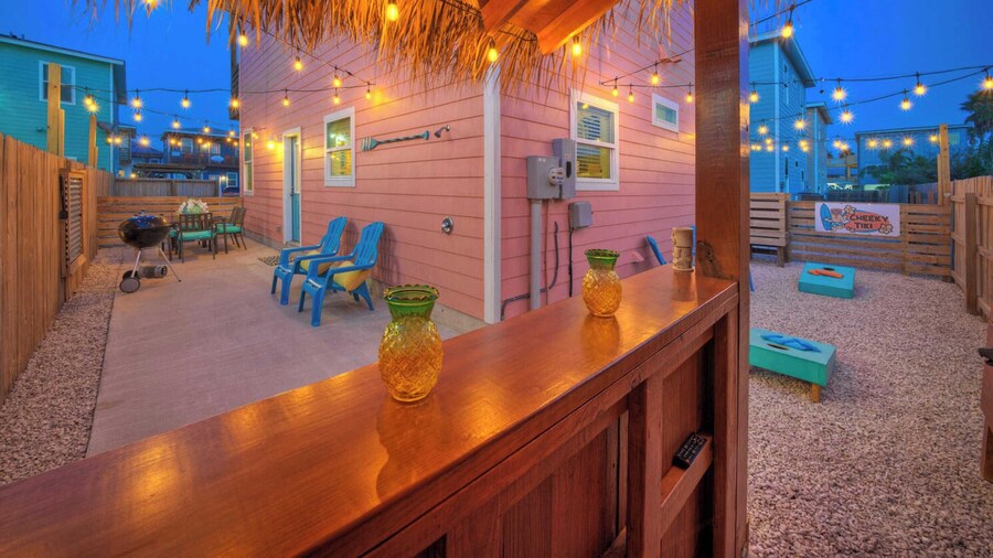 Backyard Tiki Bar, Walk to the Beach, Pool Cabana Cheeky Tiki by Avantstay