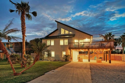 Private Pool, Walk to Beach, 6bdr, Main+guest House Third Sandbar by Avantstay