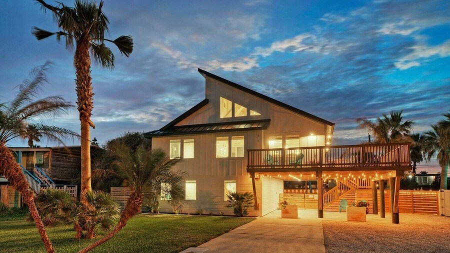 Private Pool, Walk to Beach, 6bdr, Main+guest House Third Sandbar by Avantstay