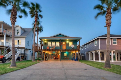 Private Pool, Large Yard, Game Room, Balcony South By Sunkissed by Avantstay