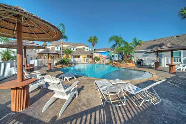 Apartment (3 Bedrooms) | Interior - Shared Pool & Playground 2blocks to Town/eateries Pirate's Lair by Avantstay (Port Aransas)
