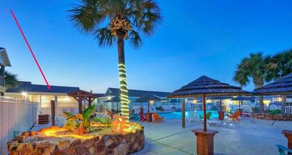 Shared Pool & Playground 2blocks to Town/eateries Pirate's Lair by Avantstay