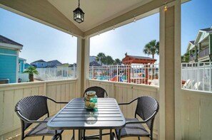 Apartment (3 Bedrooms) | Interior - Shared Pool & Playground 2blocks to Town/eateries Pirate's Lair by Avantstay (Port Aransas)