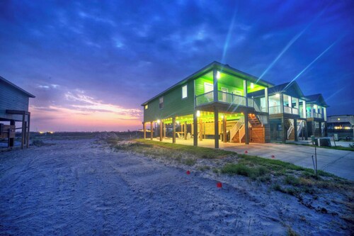Priv Pool, Covered Patio Lounge w/ Bar, Sunset Views Green Gecko by Avantstay